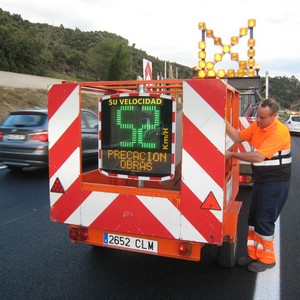 Carreta para painel de sinalização sob medida